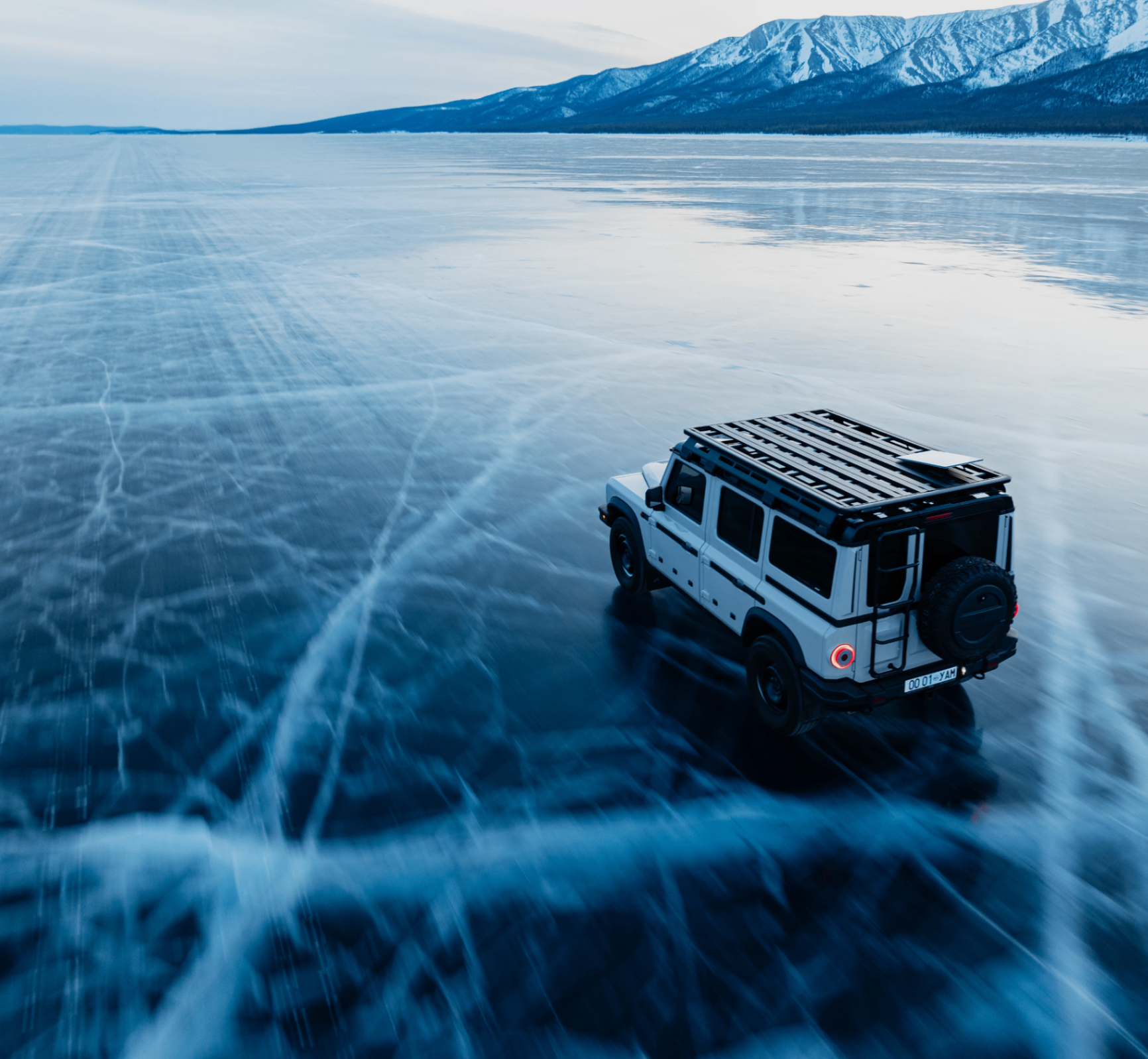 Veículo off-road sobre lago congelado