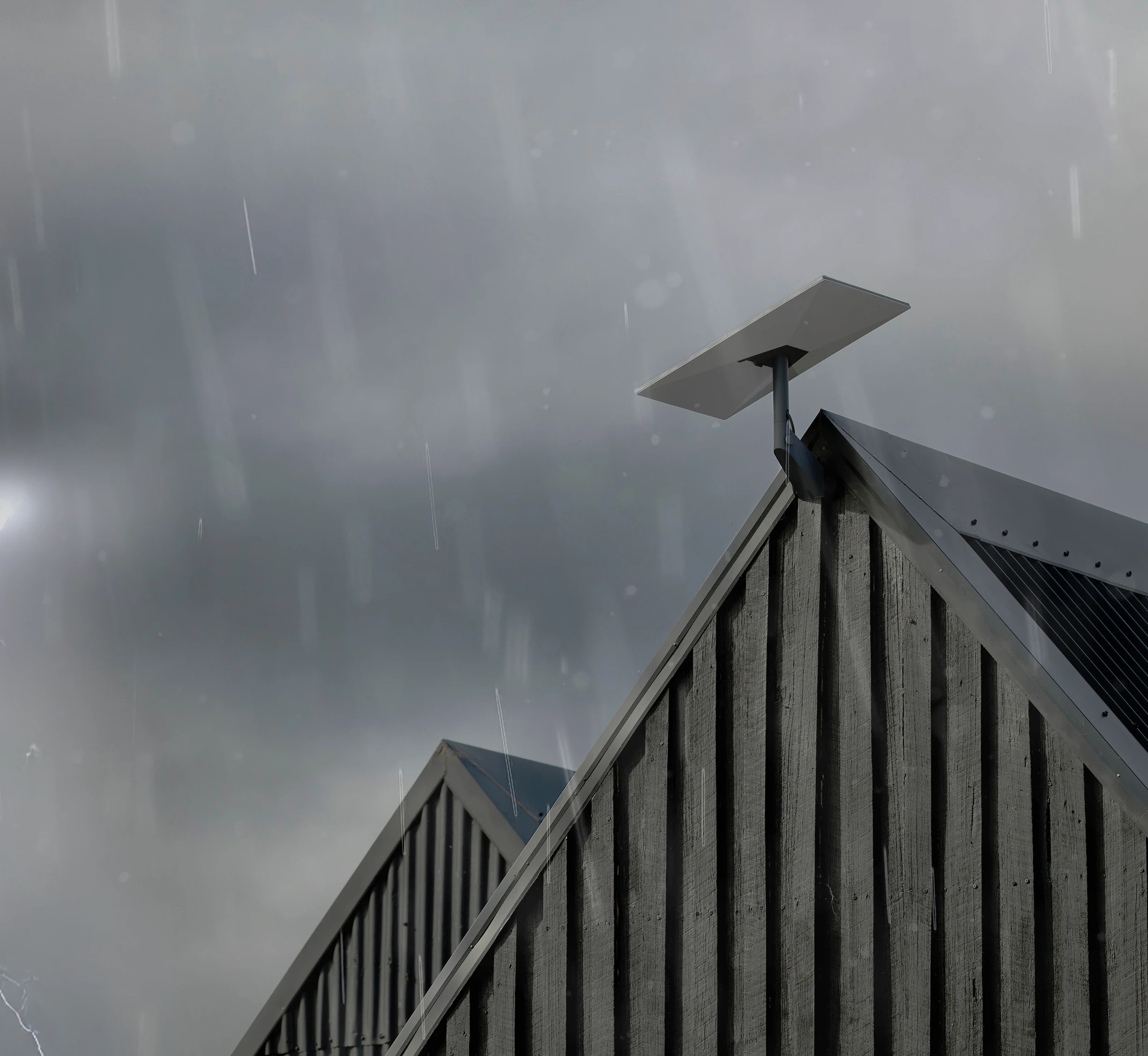 Casa moderna com antena durante tempestade